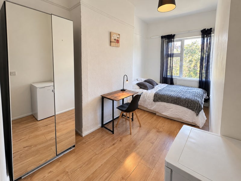 Photo 1: DOUBLE ROOM £190.00 PER WEEK ALL BILLS INCLUDED.