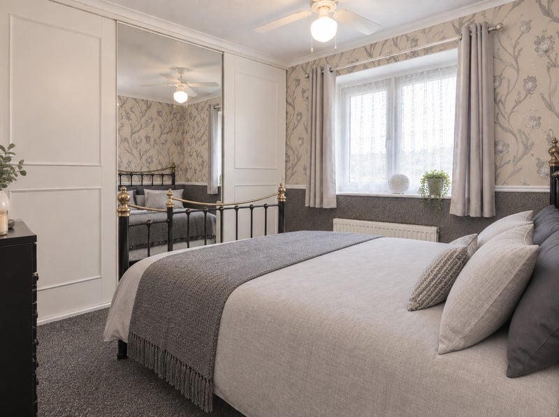 Photo 1: Bedroom