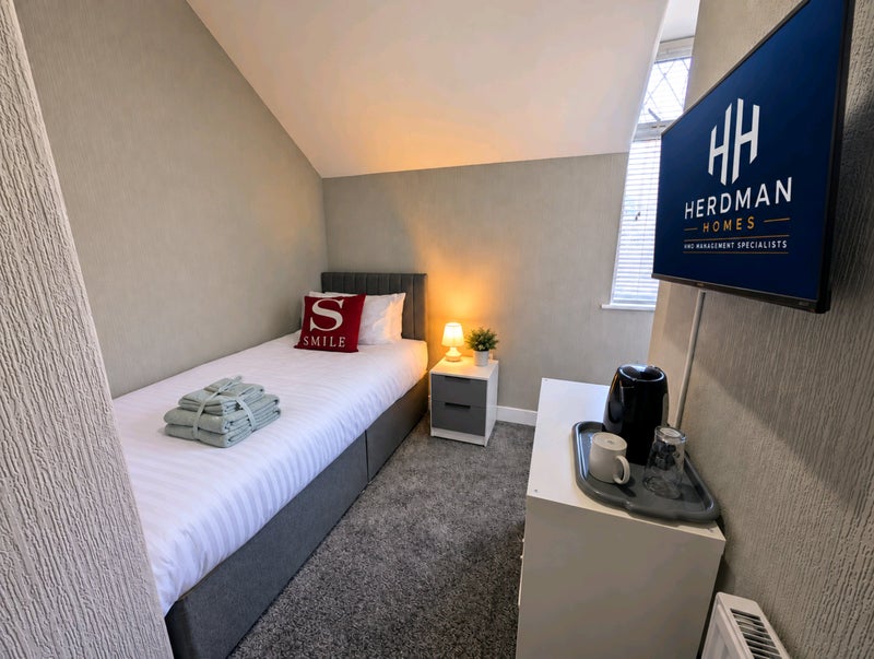 Photo 1: Bedroom 2 - Single En-Suite