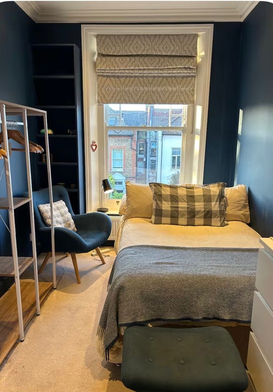 Photo 1: Bedroom