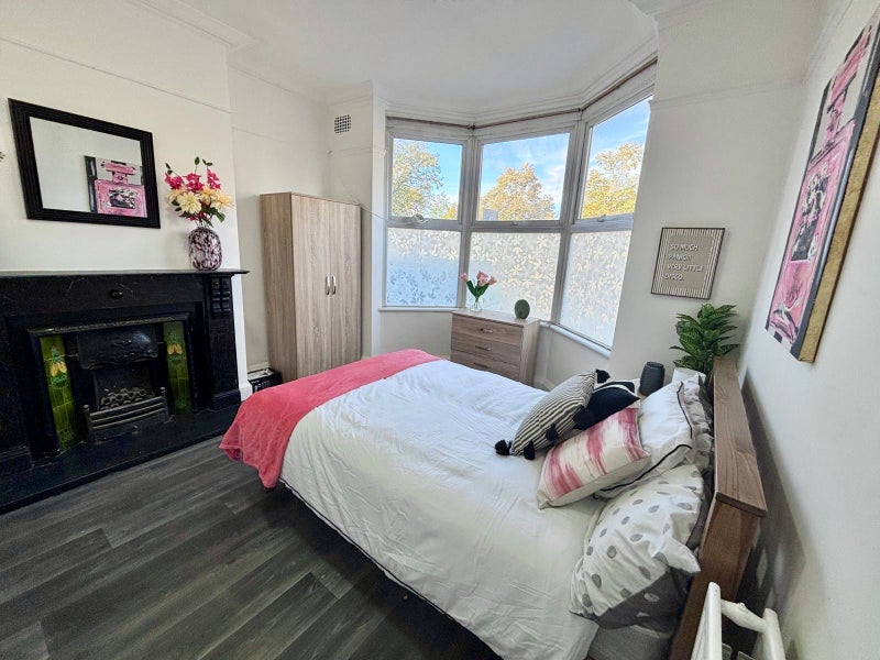 Photo 1: ROOM 1