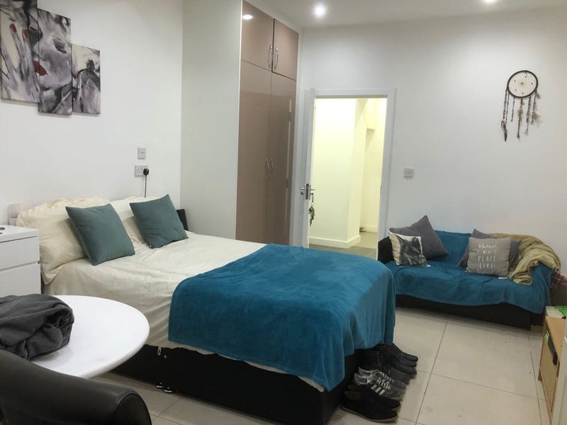 Photo 1: Bedroom / Double bed / Mattress / Chest of drawers