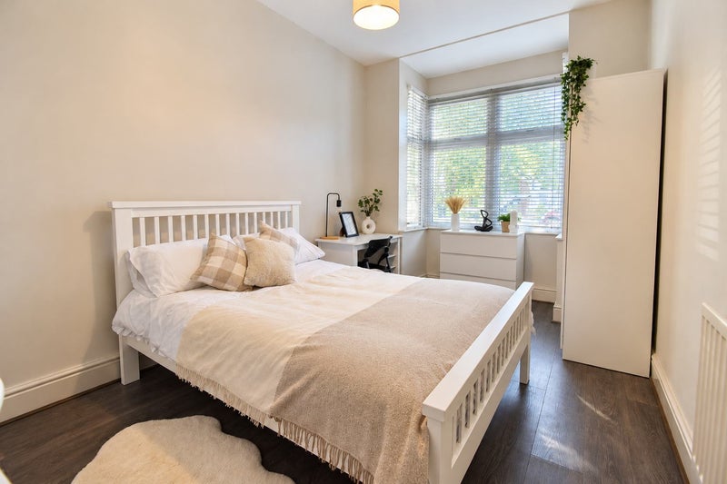 Photo 1: Room 1