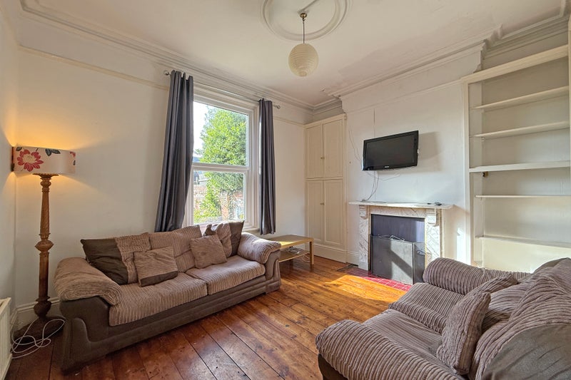 Photo 1: Lounge
