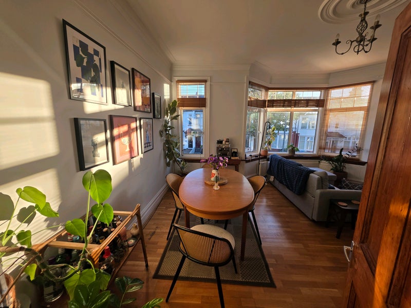 Photo 1: Lounge/dining