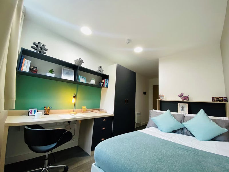 Photo 1: Ensuite Room