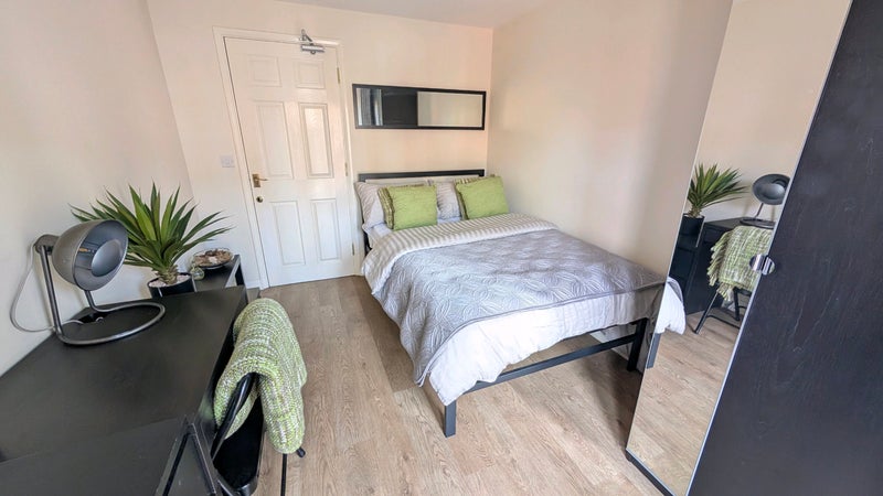 Photo 1: Laminated room with double bed