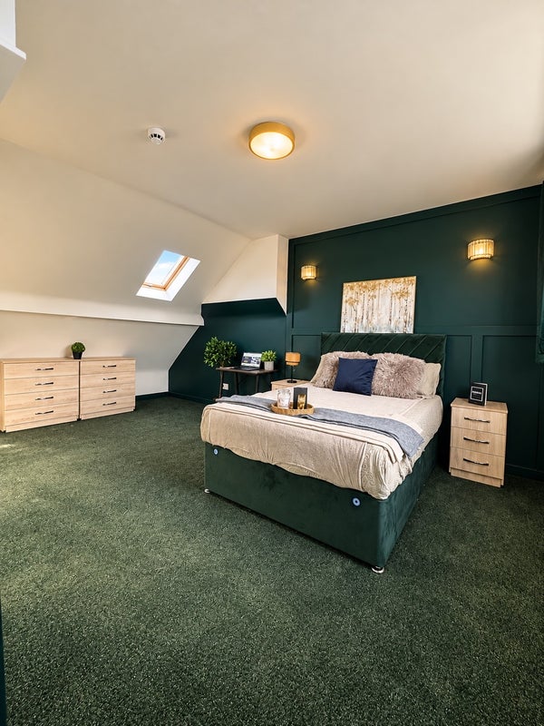 Photo 1: Room 1