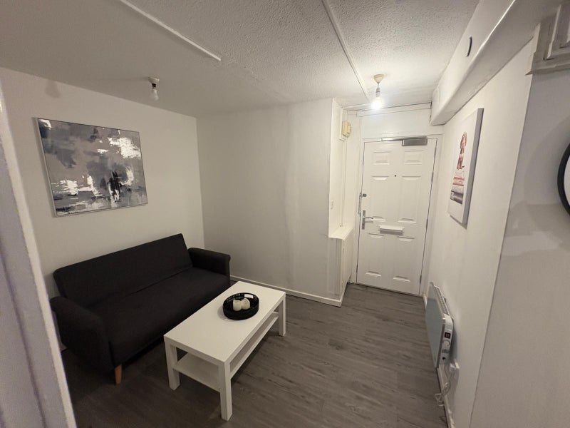 Photo 1: Guest entry path 