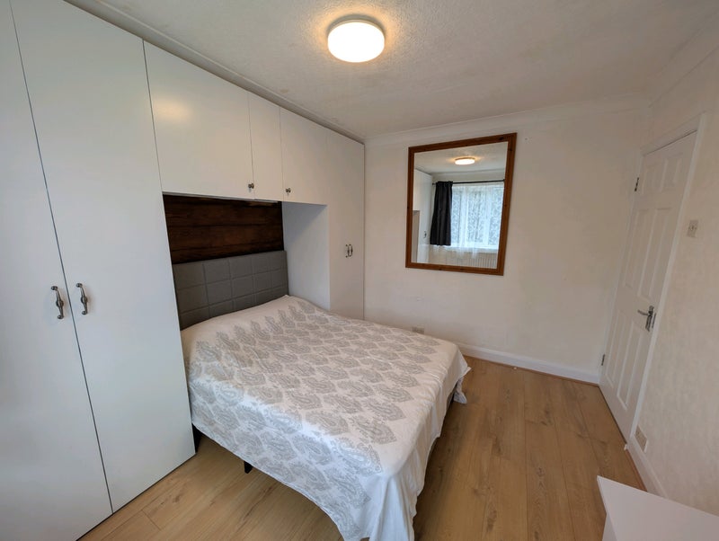 Photo 1: Room available