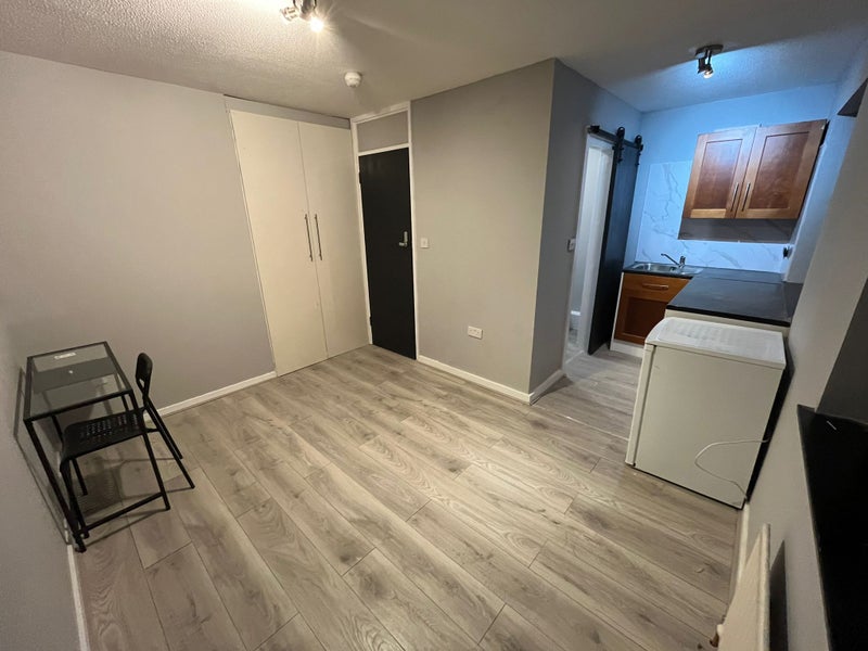 Photo 1: Studio 4- £1200 Available from 01/10/2026