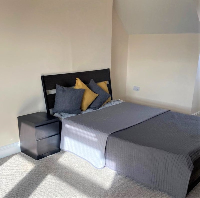 Photo 1: Room 6