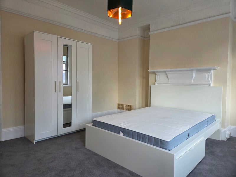 Photo 1: Room 1