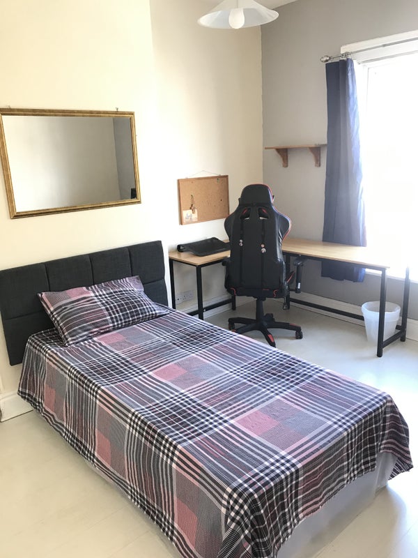 Photo 1: Double bedroom pic1