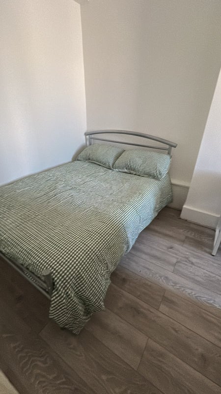 Photo 1: 700pcm furnished as in pictures
