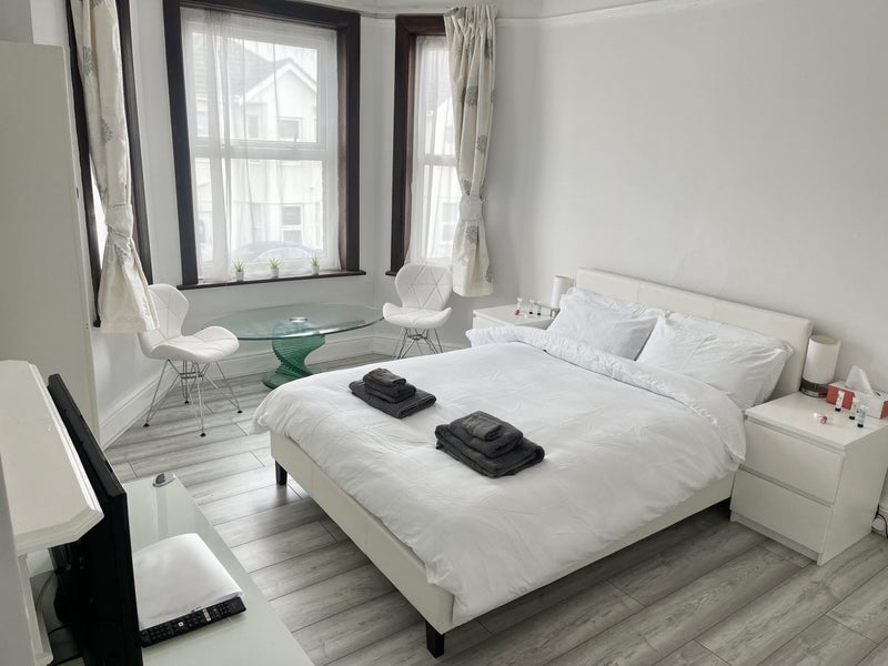 Photo 1: Room 1