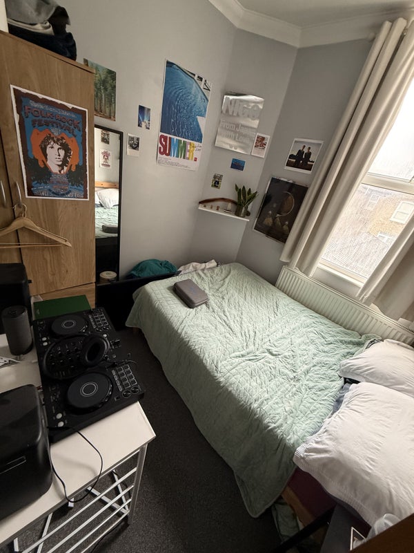 Photo 1: bedroom available