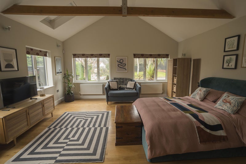 Photo 1: Bedroom