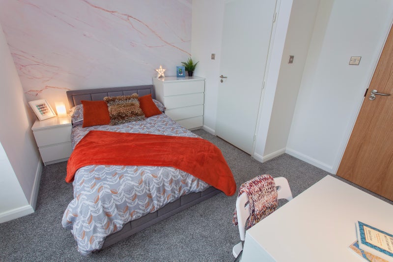 Photo 1: En-Suite room! 