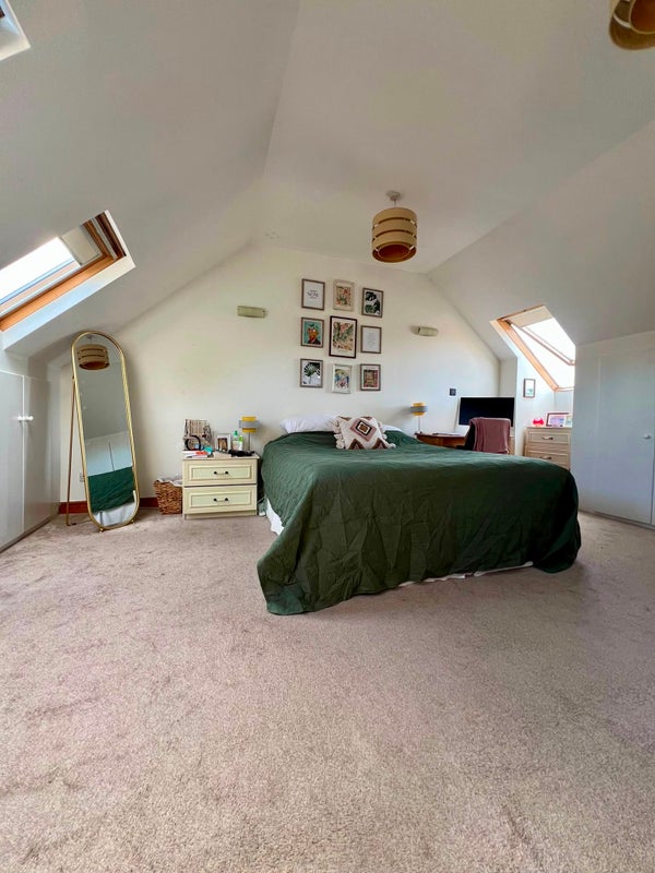 Photo 1: Bedroom 