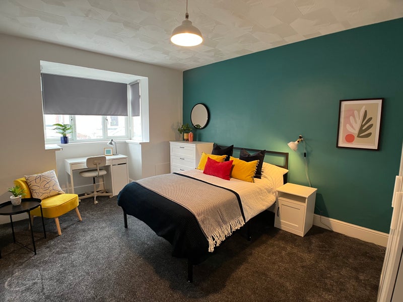 Photo 1: Large Room 1 @ £680 pcm Available from 10 Nov 2026