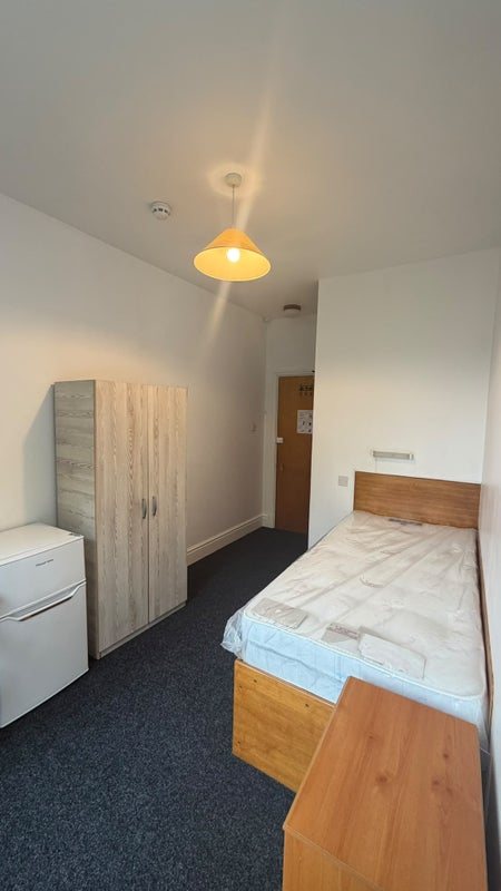 Photo 1: ROOM 15 - SINGLE EN SUITE ROOM (VIEW 1)