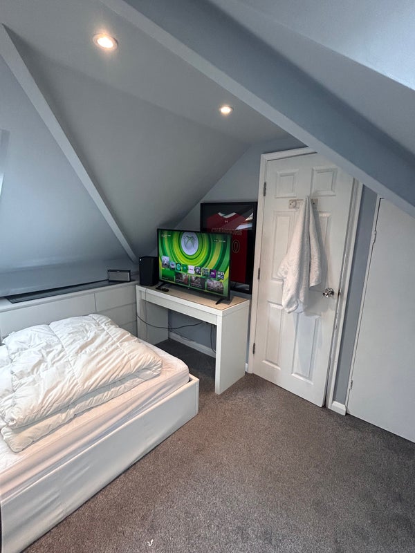 Photo 1: Bedroom