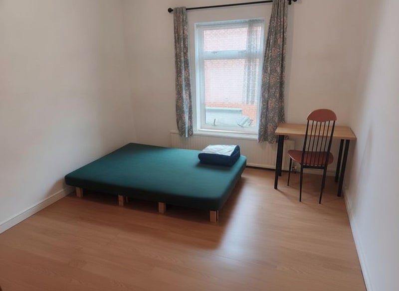 Photo 1: room
