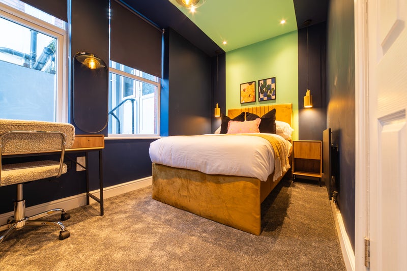 Photo 1: Bedroom 1