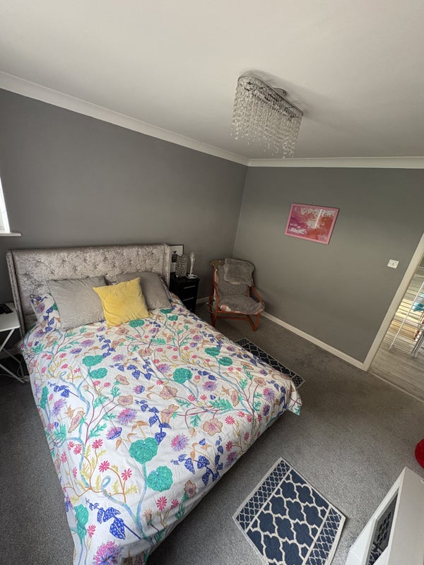 Photo 1: Room available
