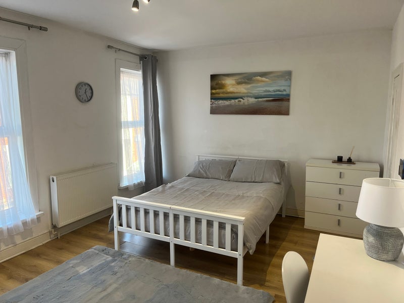 Photo 1: Bedroom 1 (Pic 1)