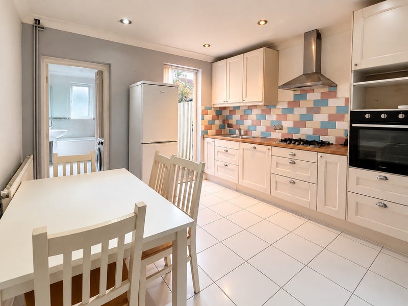 Photo 1: Kitchen 