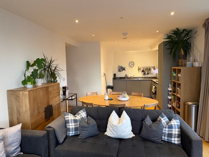 Photo 1: Living area 