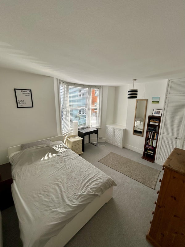 Photo 1: Room to rent