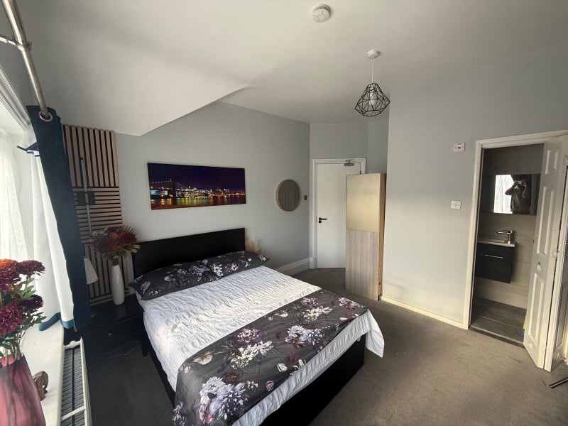Photo 1: Bedroom with ensuite