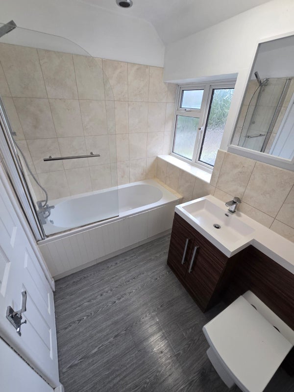 Photo 1: private bathroom 