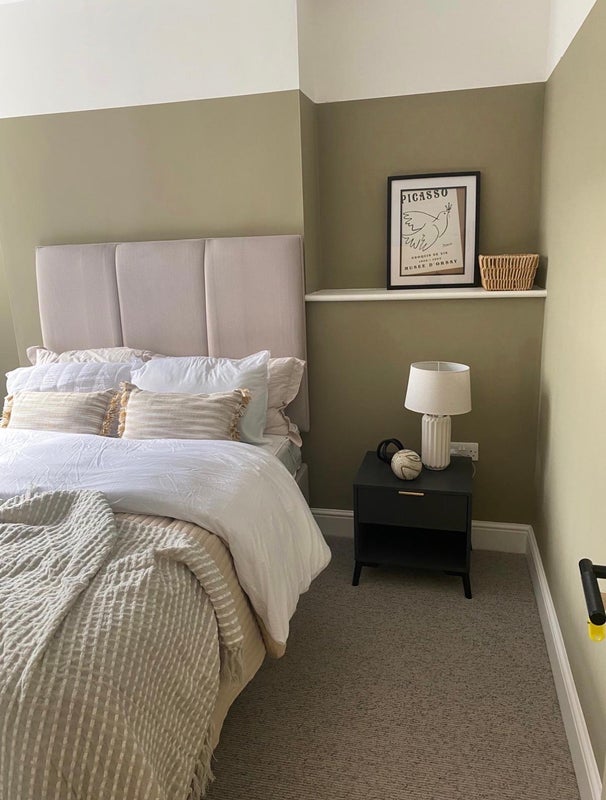 Photo 1: Room 2