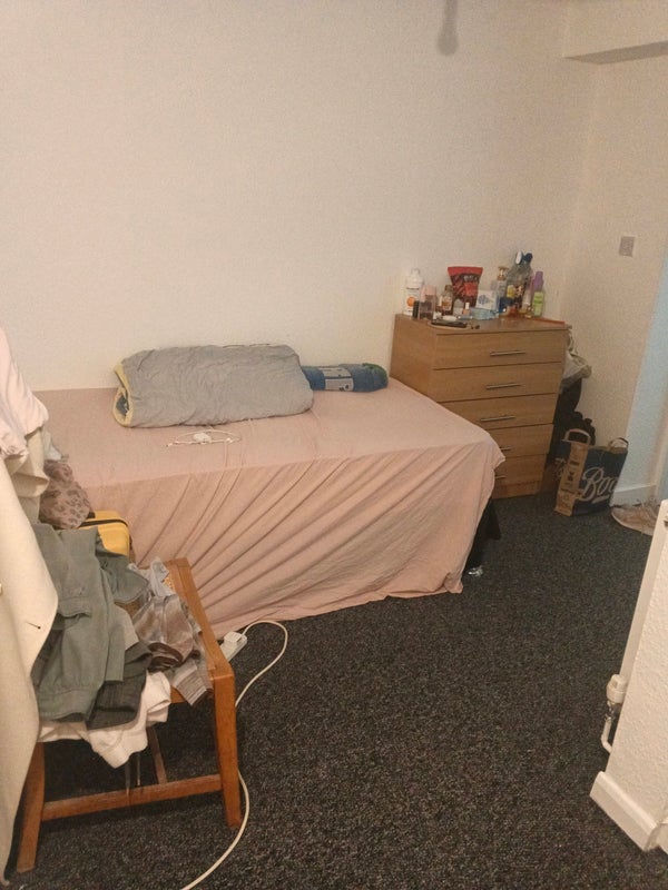 Photo 1: Bed space to be taken