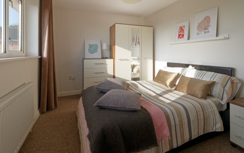 Photo 1: Bedroom 1