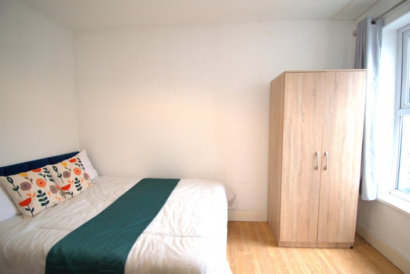 Photo 1: £910 pcm, Double room