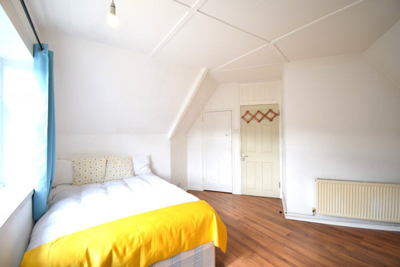 Photo 1: £824 pcm, Double room
