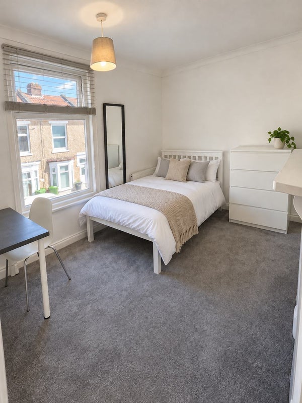 Photo 1: Bedroom