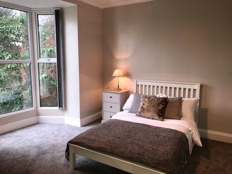 Photo 1: Bedroom 1