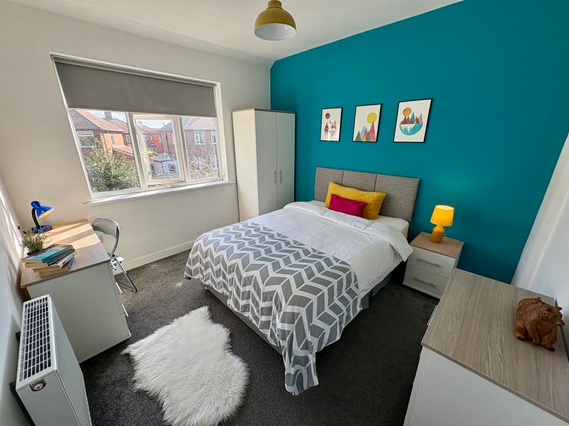 Photo 1: ROOM 4 *AVAILABLE NOW*