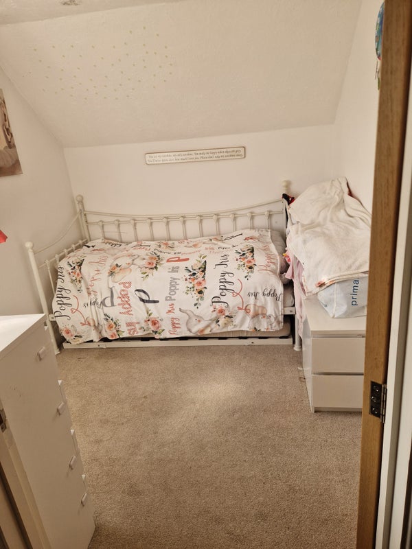 Photo 1: Bedroom 