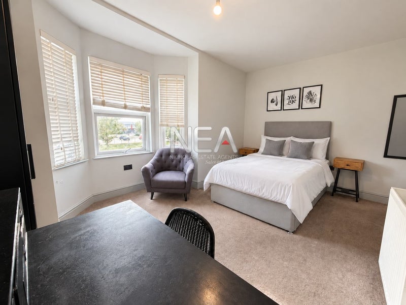 Photo 1: Room 5 £900pcm - available now