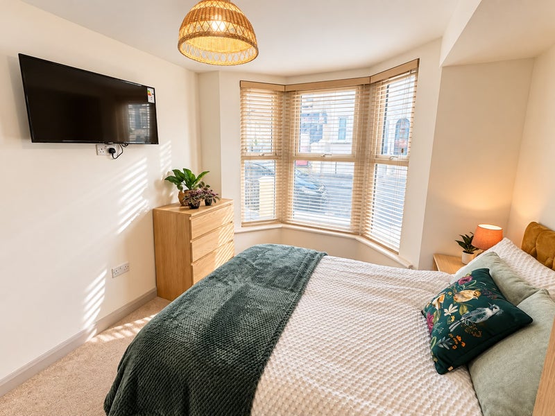 Photo 1: Room 1