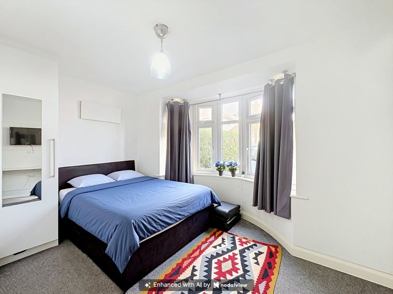 Photo 1: Room 1  - Available on 2nd November £825 pcm