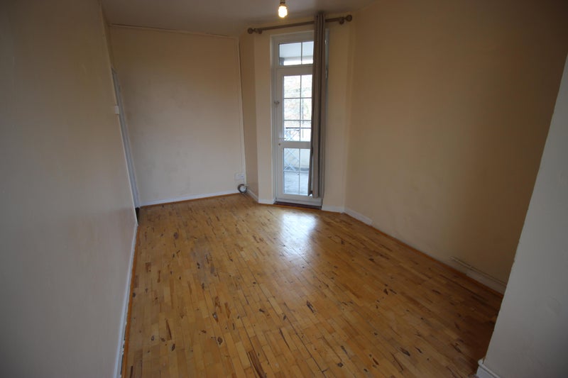 Photo 1: room