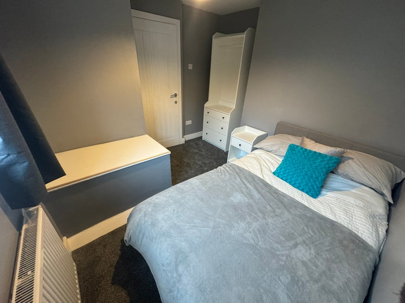 Photo 1: Room 4